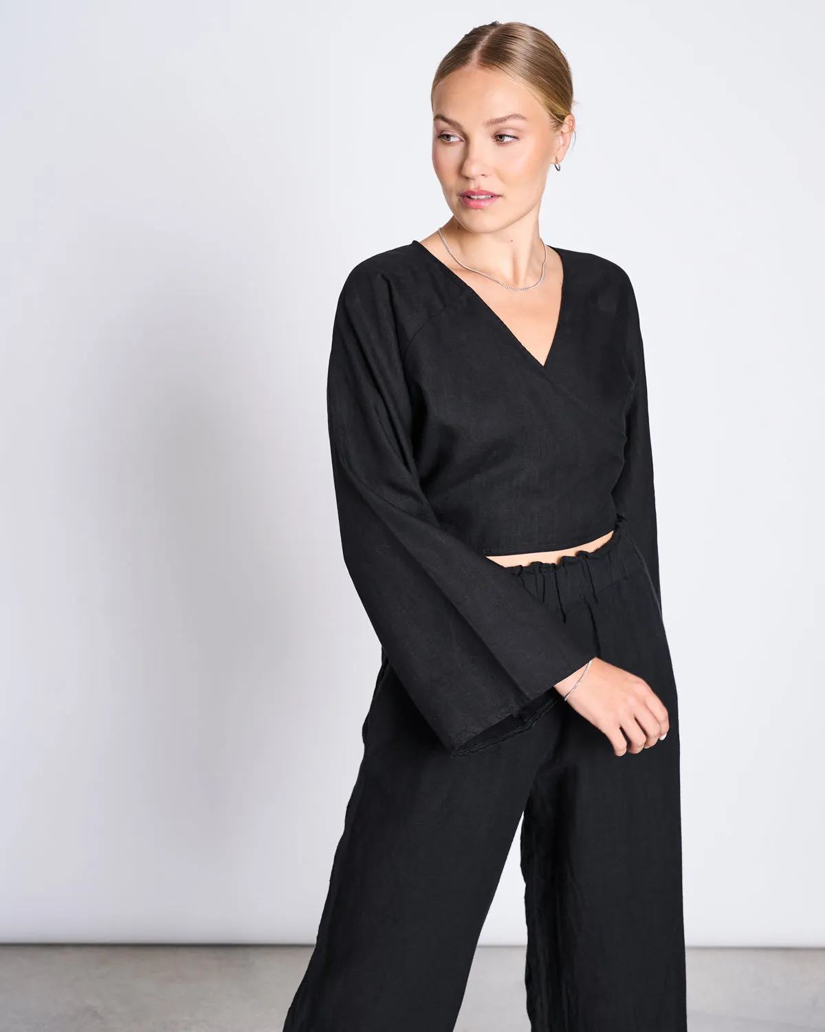LINEN WRAP BLOUSE RORA BLACK