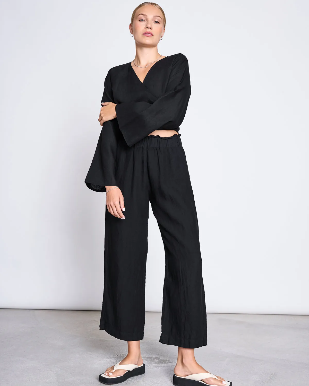 LINEN WRAP BLOUSE RORA BLACK